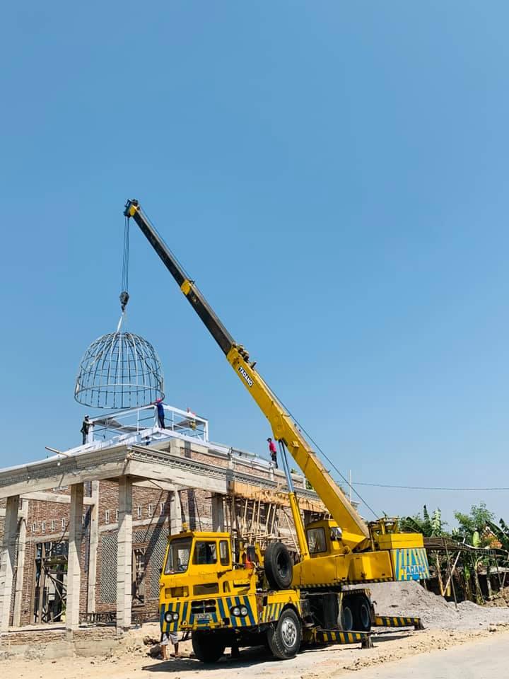 crane 15 ton ereksen kubah masjid