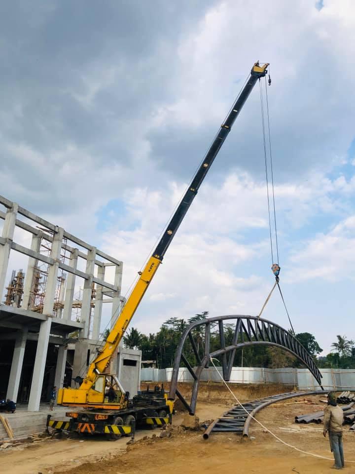 crane 30t ereksen kuda-kuda baja gor IAIN Salatiga, Rental Crane Semarang, Sewa Crane Semarang, Persewaan Crane Semarang