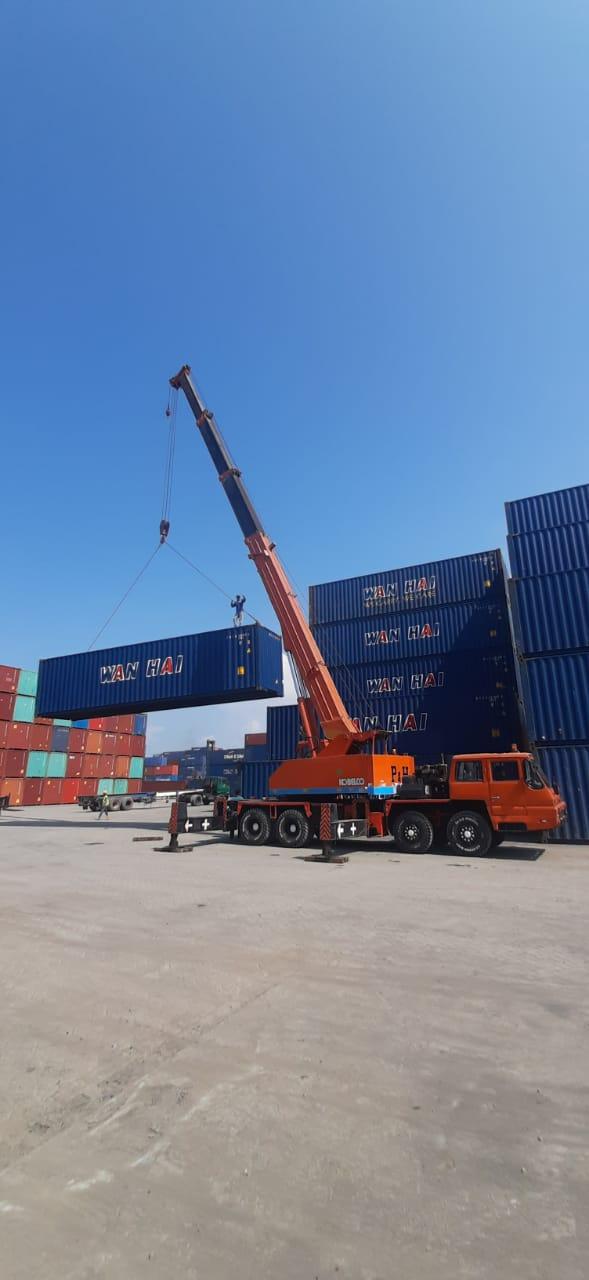 Mobil Crane 35 Ton unloading container, Rental Crane Semarang, Sewa Crane Semarang, Persewaan Crane Semarang