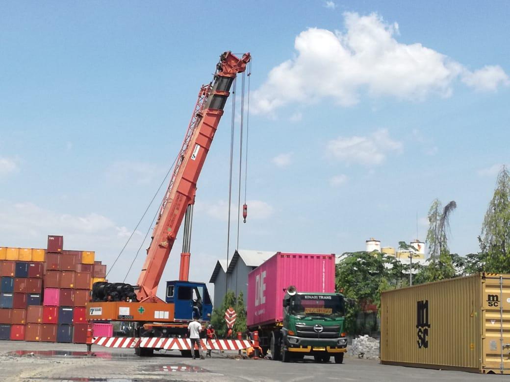 Mobil Crane 50 bongkar container 40FT, Rental Crane Semarang, Sewa Crane Semarang, Persewaan Crane Semarang