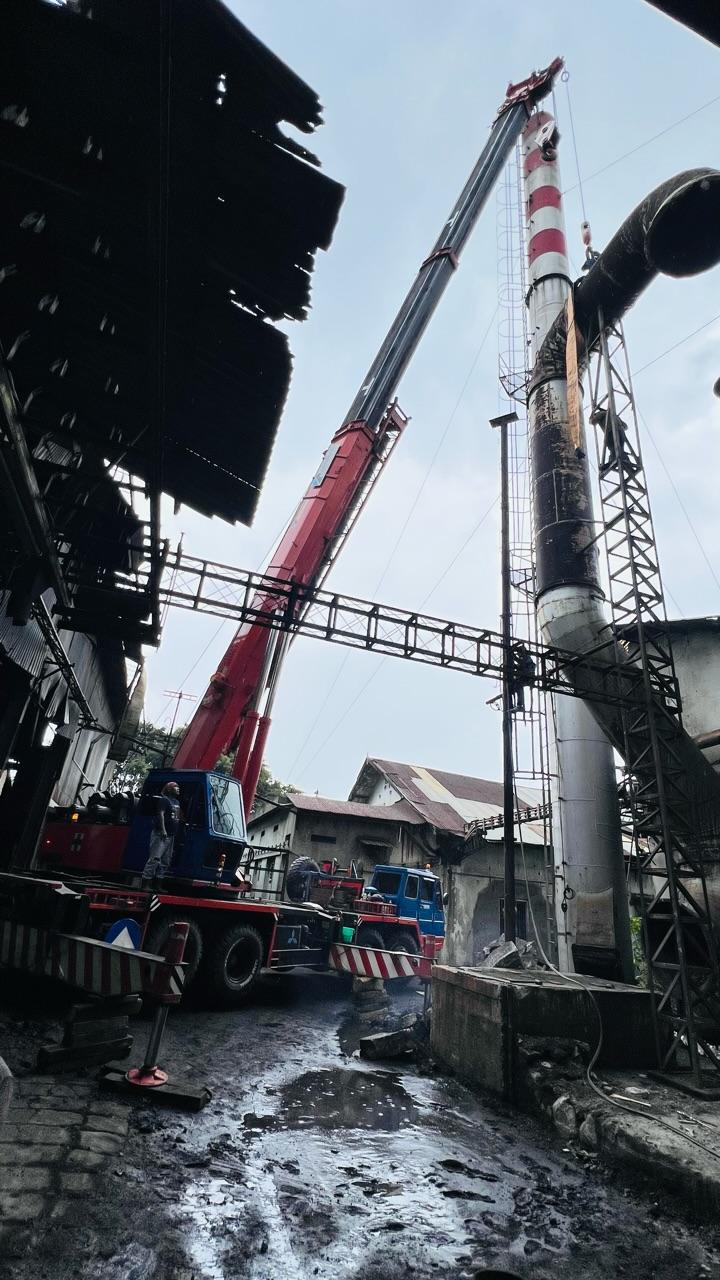 Mobil crane 50 ton ereksen cerobong , Rental Crane Semarang, Sewa Crane Semarang, Persewaan Crane Semarang